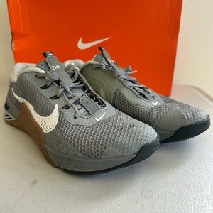 Nike Men’s Grey Training Sneakers with White Swoosh METCON 9